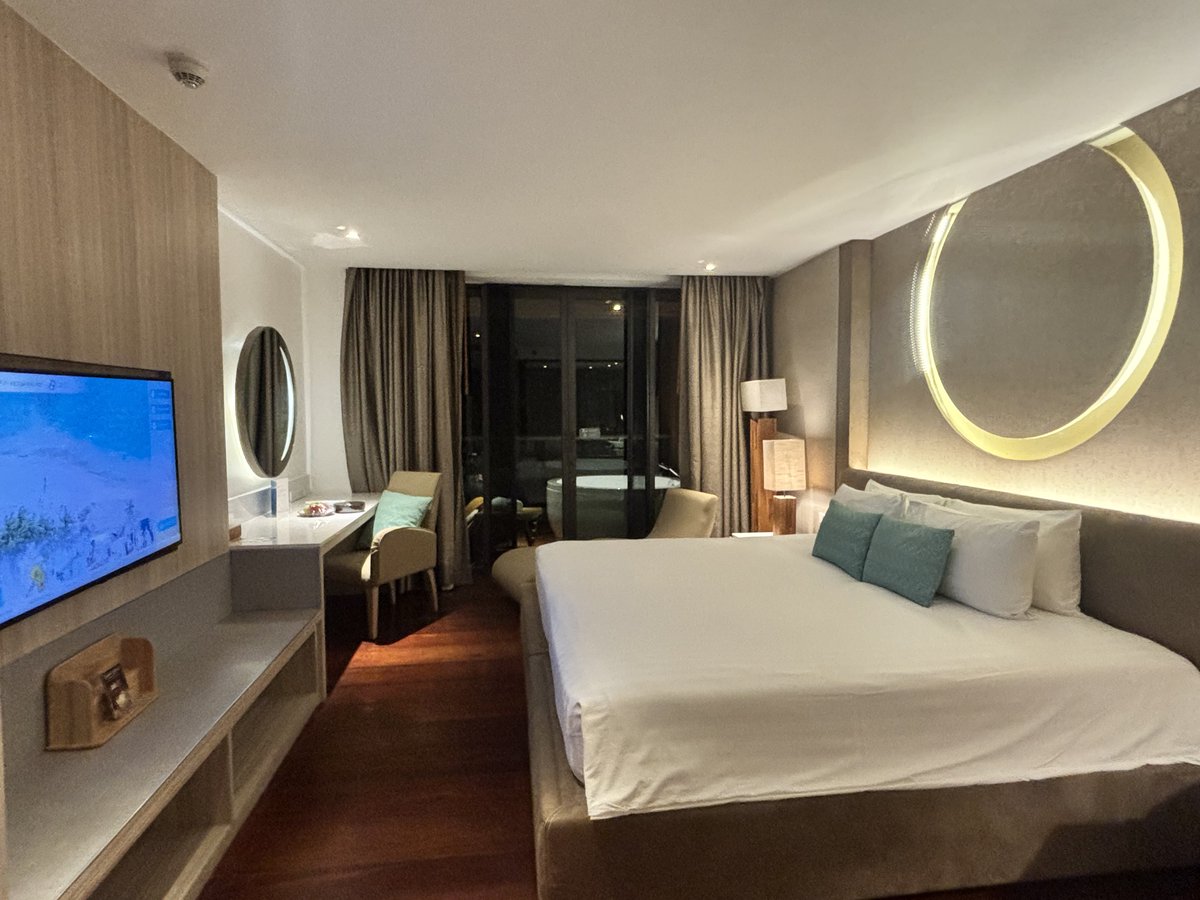 超讚的房間🥹
就在海旁邊
有陽台可以看海
陽台上還有按摩浴缸
缺點就是有點潮濕
而且就算在陽台也不能抽菸和🌿QQ https://t.co/wuD5dhxGKL