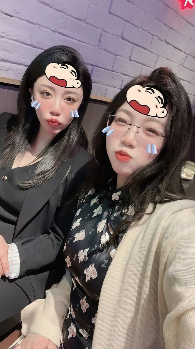 女儿镜头下的我好像都是年轻可爱的，不过还是更喜欢自己镜头下的我，这样好像才是最真实的…

闺女已经忍不住坐到这个粉丝脸上了，我也情不自禁的开始含住了肉棒…

有一说一，母女双飞应该是每个男人的梦想吧，还有粉丝想试试吗，可以报名～ https://t.co/yNTyIfWb5V