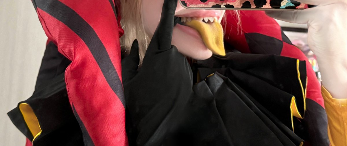 Costume fitting~ 

Most likely, I'll be finishing it up and altering it 🎪🤡

#thefreakcircus #tfc https://t.co/AyhAk9T96c