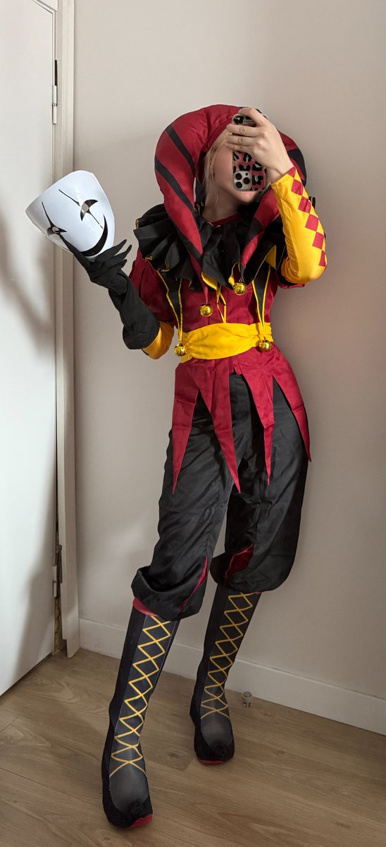 Costume fitting~ 

Most likely, I'll be finishing it up and altering it 🎪🤡

#thefreakcircus #tfc https://t.co/AyhAk9T96c