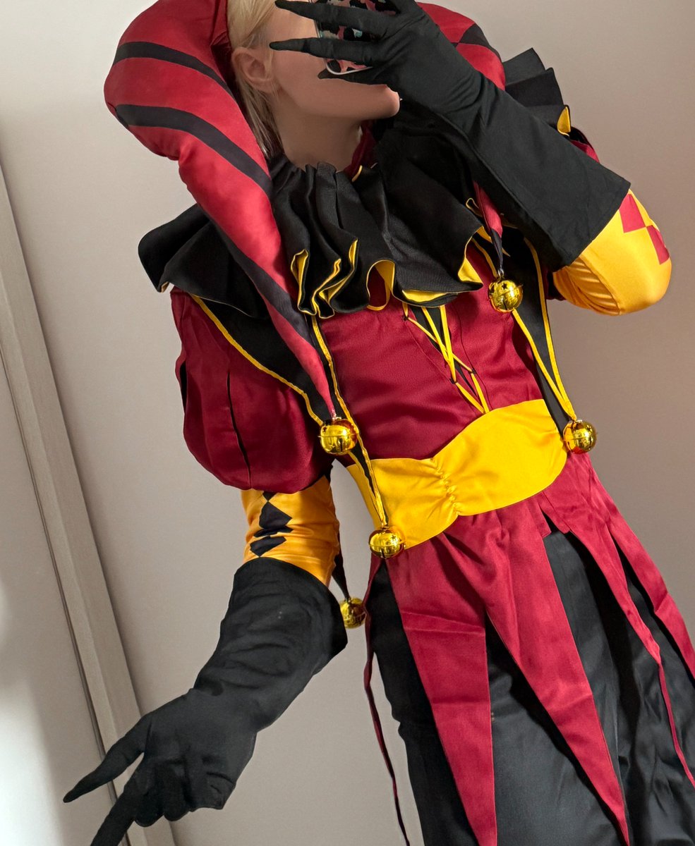 Costume fitting~ 

Most likely, I'll be finishing it up and altering it 🎪🤡

#thefreakcircus #tfc https://t.co/AyhAk9T96c