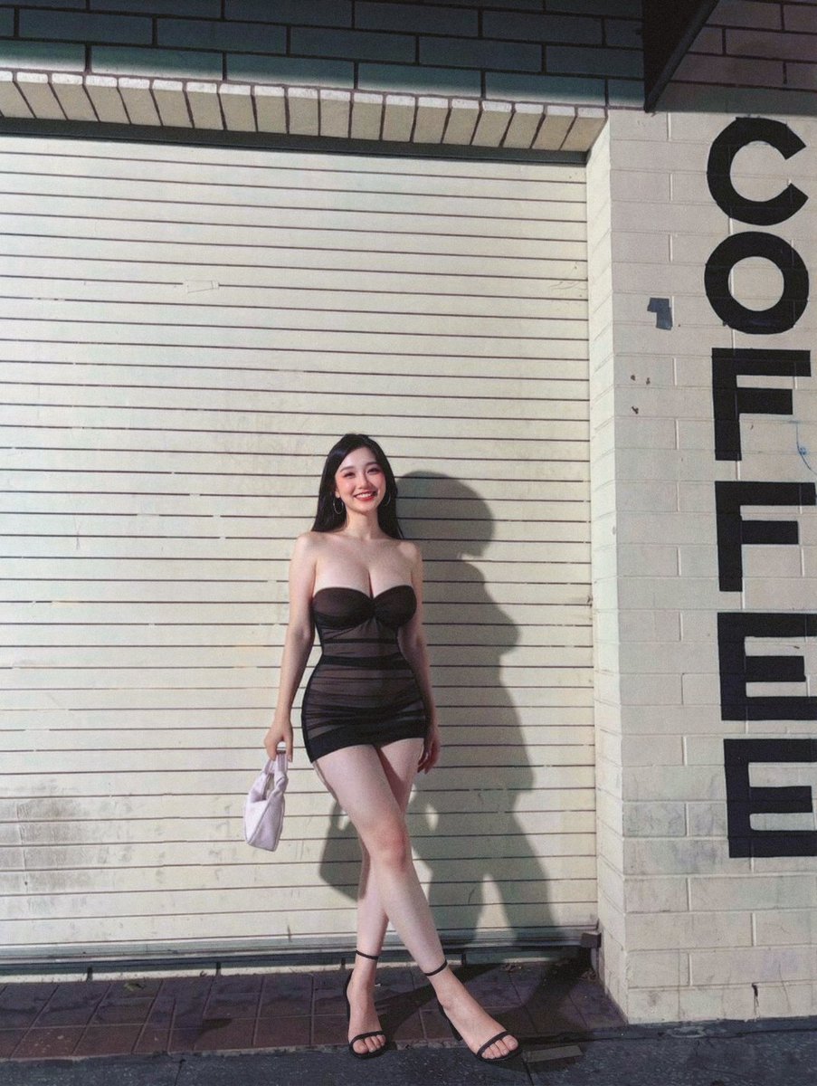 結果我被警察建議晚上不要穿比基尼出門
於是就回去把衣服換上了🤣 https://t.co/mslVY4PqAN