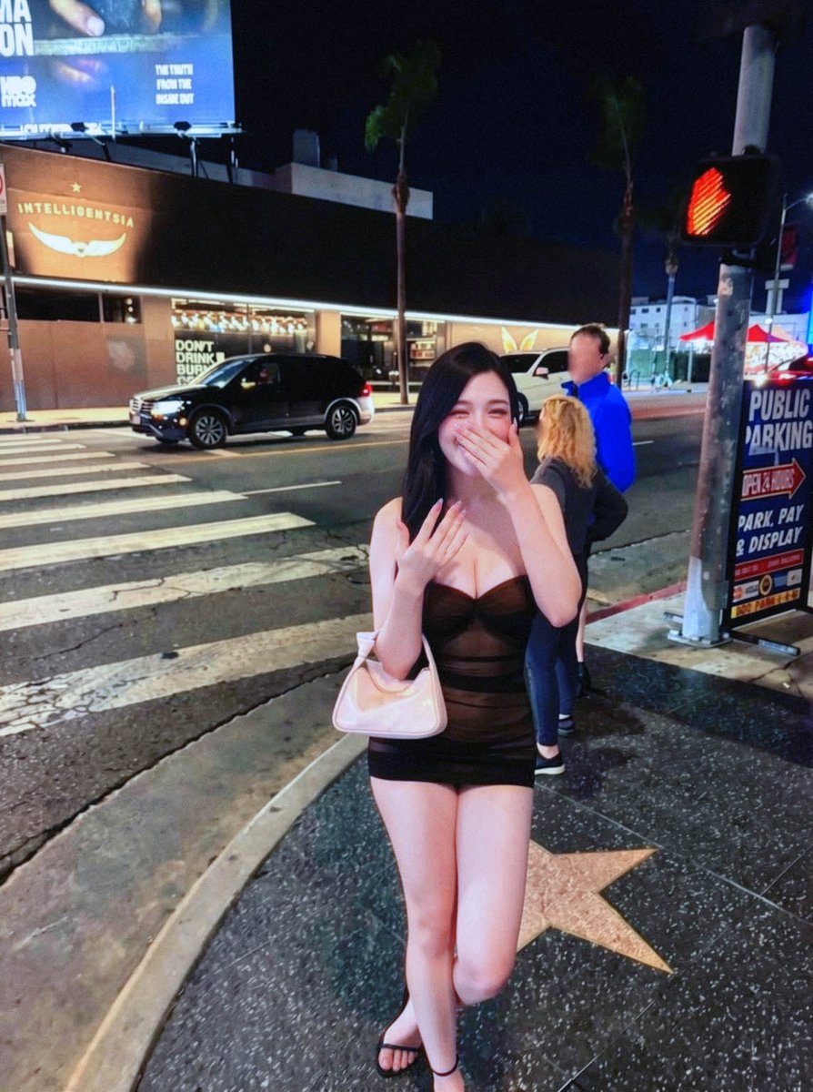 結果剛剛發生了件有點可怕的事
有兩個黑人和一個白人突然出現在我們面前問
"Are you dating?"
我們就回說yes
結果竟然就被纏著問有的沒的!!
還突然勾著我的肩膀
我整個大嚇到!!
一直說NONONONO然後跑掉!!
後來才知道原來他們誤會我是出來賣的🥹🤦‍♀️ https://t.co/KhaTuGK3CK