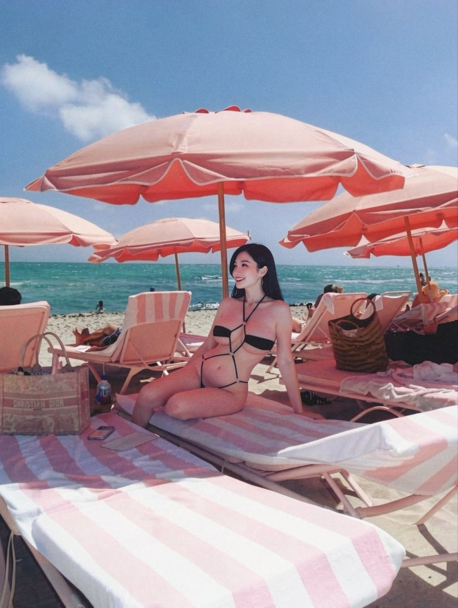 凌晨12點多了🥱
下午的時候回飯店又把舊泳衣拿出來穿了
結果穿著超不舒服
動不動就是要調整線
後來又換回銀色比基尼來🤦‍♀️
剩下的照片等起床再PO好了
各位晚ㄤ😴 https://t.co/YrpfppyHiC