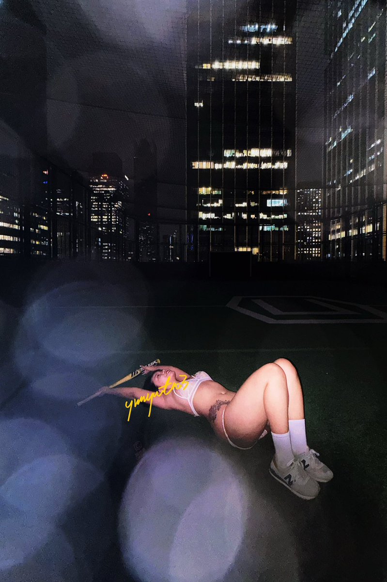 约拍客户是台湾人，说想拍棒球⚾️很特别的策划！不得不感叹要不是他，我都不会想到！！
打棒球好累啊，我是运动废材。
后悔选黄昏去拍…没带灯不够光哈哈～
拍完棒球店打烊了😮‍💨发现自己被反锁住我承认有被吓到。

📷@Fung_2584171720 

@Fengsiyuan 
@DnewHome 
@wqganenshi_ 

#露出摄影 #nude https://t.co/dA12lL5Oa5