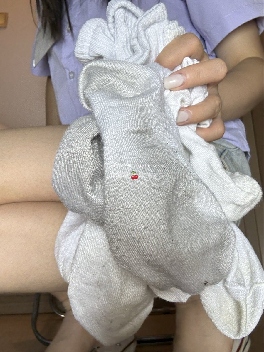 学妹攒了好多没洗的臭袜子🧦，上课带去让你趴在课桌底下堵住你的鼻子👃🏻，再塞满狗嘴里踩着狗头听老师上课
(关注➕转发➕评论➕点赞抽一个送部分照片)
@SUOQV @SUOSX 
@XSGCM  @SUOXV 
@PYQVQ https://t.co/lCbqSaZLH9