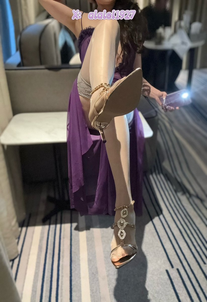 想不想跟老公一样，试试摸这丝袜的手感呢☺️。庆祝大号回归，这两天姐心情好，快来让姐用力踩一踩。关注点赞转发本帖的粉丝抽取三名送丝袜或者内内【二选一】，抽取三名免费+📄✈️😘😘😘 https://t.co/7Vzm2Heb2q