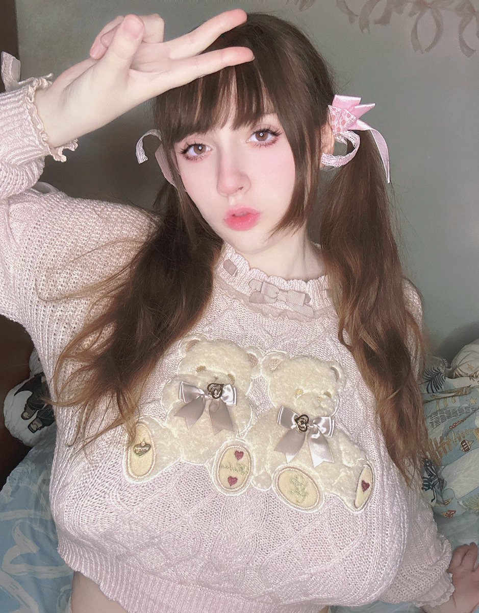I love how the LizLisa sweater looks on a large bust uwu https://t.co/GhQupxmHJ4