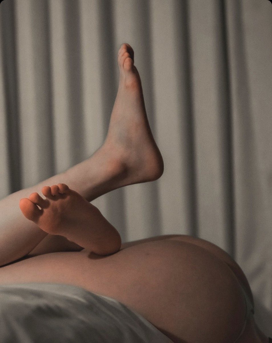 想問大家一個問題

假設你們各位男生上班一整天很辛苦了，回到家開門之後看到女朋友趴在床上這樣划手機 你們會怎麼處理🧐

A.拖到床上處理

B.請她穿好褲子 https://t.co/HBN48e9yEr