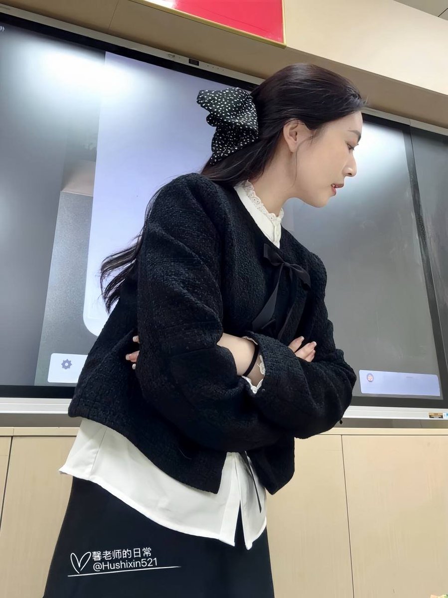 一想到台下的学生们，晚上会幻想着我的身体打✈️，就感觉一阵无奈… 

但好像心里也觉得挺刺激的？ https://t.co/RCpdUSEMcW