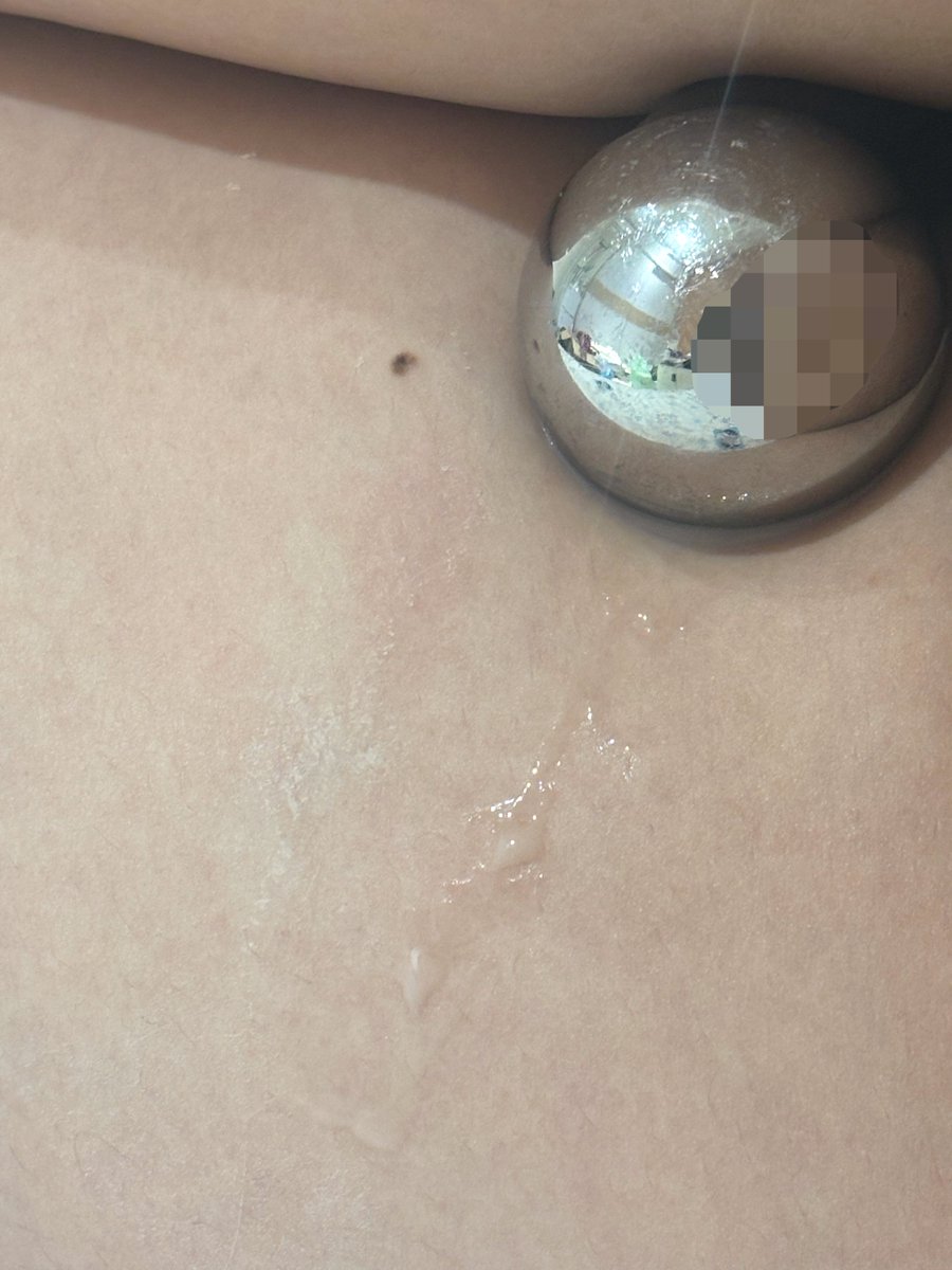 白痴喔
開完台一直沒拿出來
剛發現都沾到床和棉被水都滿出來了==
有乾掉的痕跡還有流到一半的水 https://t.co/LMUEOzNgRi