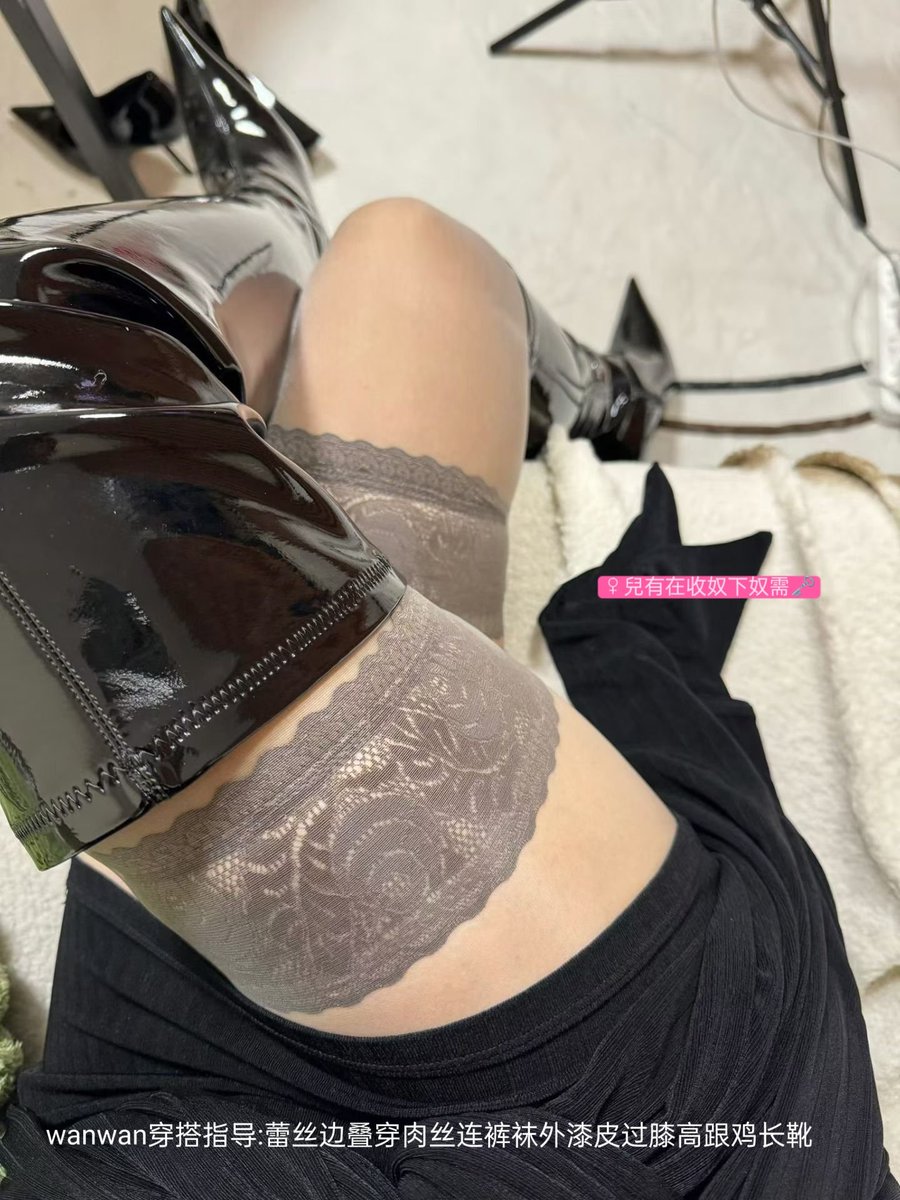 劲爆露出奴
收来雌堕了几个月的烧♀兒，本身是在夜场上班的，就是陪客人喝酒，玩好了就被人家带出去狂吃～但经常没人点
找我提高培养她的骚性，增加点单率🙂被我穿搭指导+耍玩，回去立马爆单😂传言出了名的sao
——反响好更她其他骚照和骚事
——想被雌成这样吗？
 #RP/幻想向 #CospalyCD https://t.co/LoPc0WO6Ln