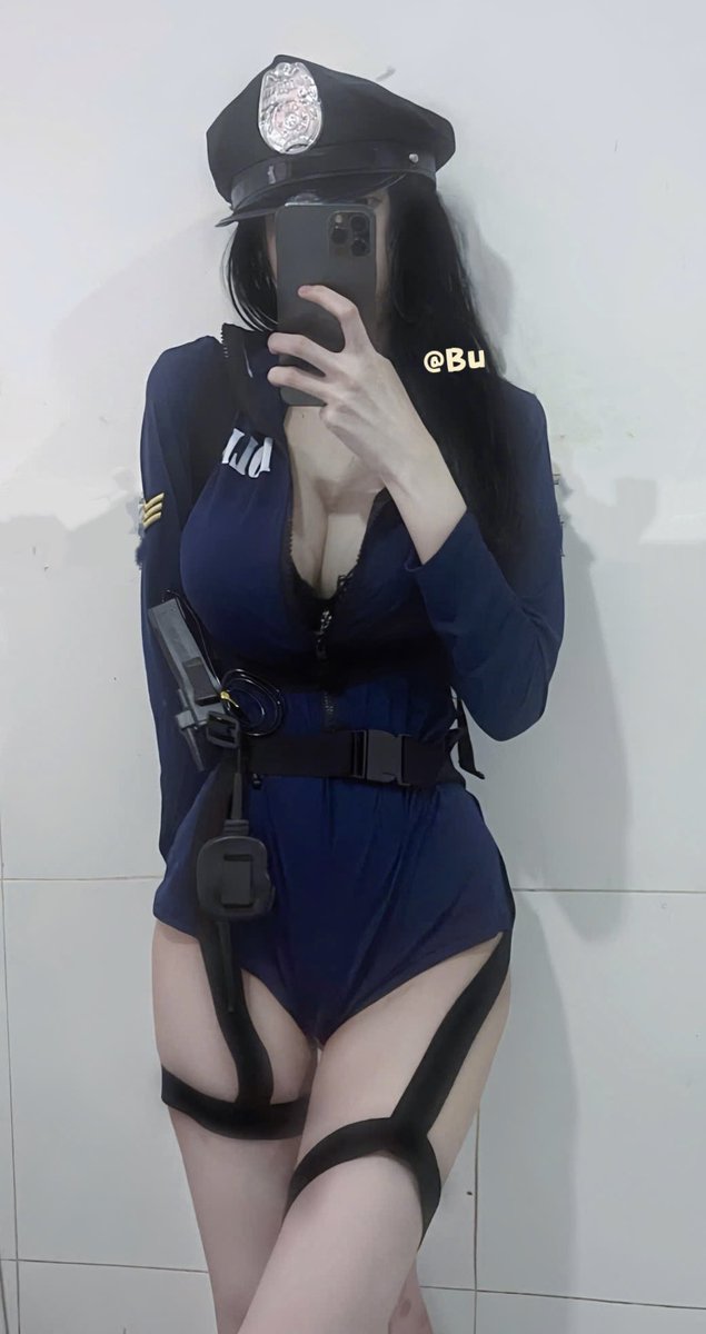 im a cop 👮‍♂️ meety that on my bio https://t.co/1dcprTMY1T