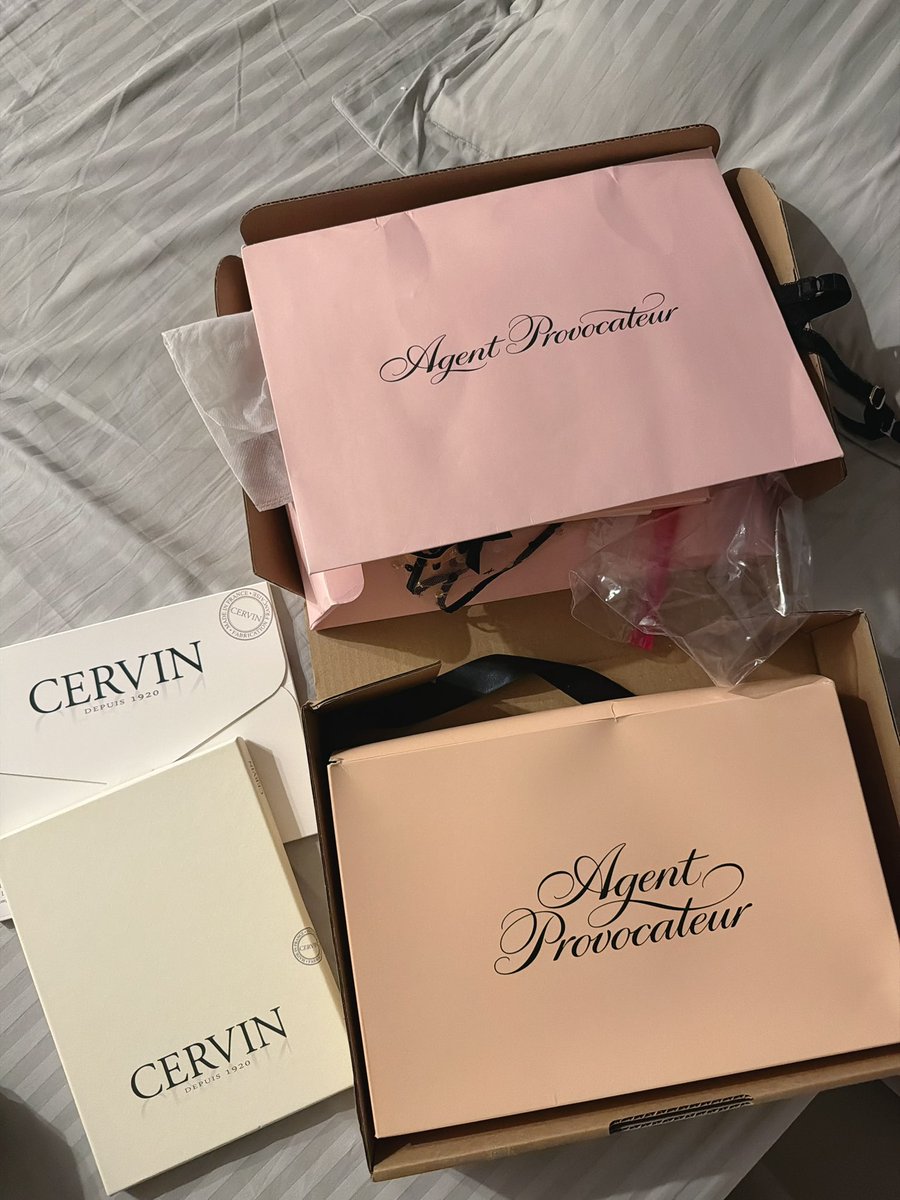 收到粉絲送我的 Agent Provocateur 

剛剛把冰塊叫來新家操翻我 …….

叫太大聲 隔壁鄰居阿姨恐怕都聽到了

唉😮‍💨不過這樣也好 

每次鄰居 都想找我聊天 好煩喔😗

看起來像乖小孩的困擾？ https://t.co/833OF8leaA