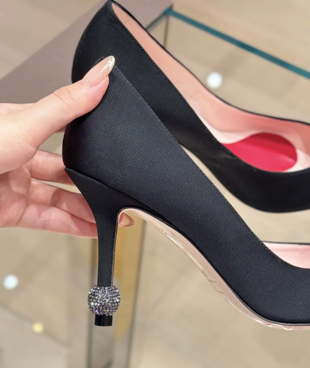 이 신발 촉감이 너무 좋아서 또 참지 못하고 샀어. https://t.co/W4slmpQZjb