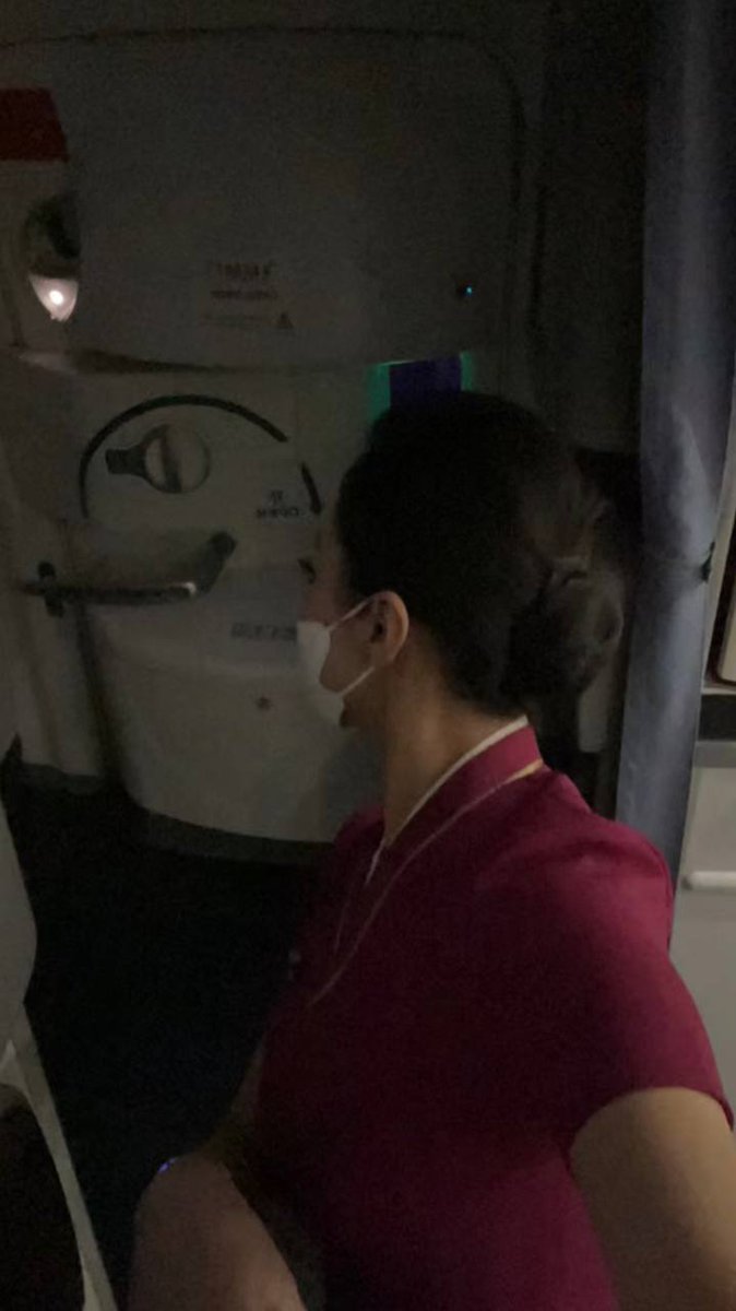 这就是空姐的上班日常，无聊到脚都不知道该放哪里啦… 

很多人都觉得空姐香香的，其实丝袜脚有点酸酸的，不过我觉得应该很多人想被我踩一下？ https://t.co/ybT5354xYp