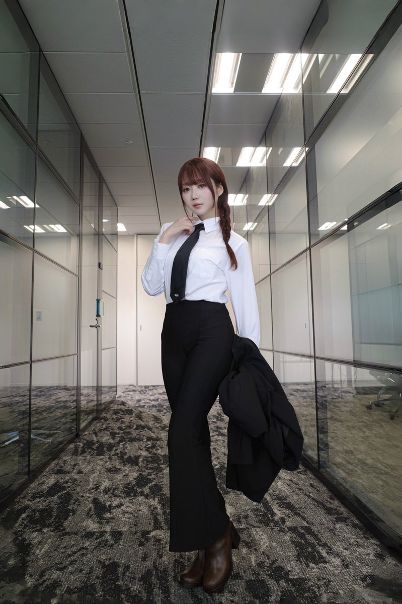 赤髪にしたので、チェンソーマンのマキマさんのコスプレをしてみました❣️❤︎ https://t.co/5YVAg65FWq