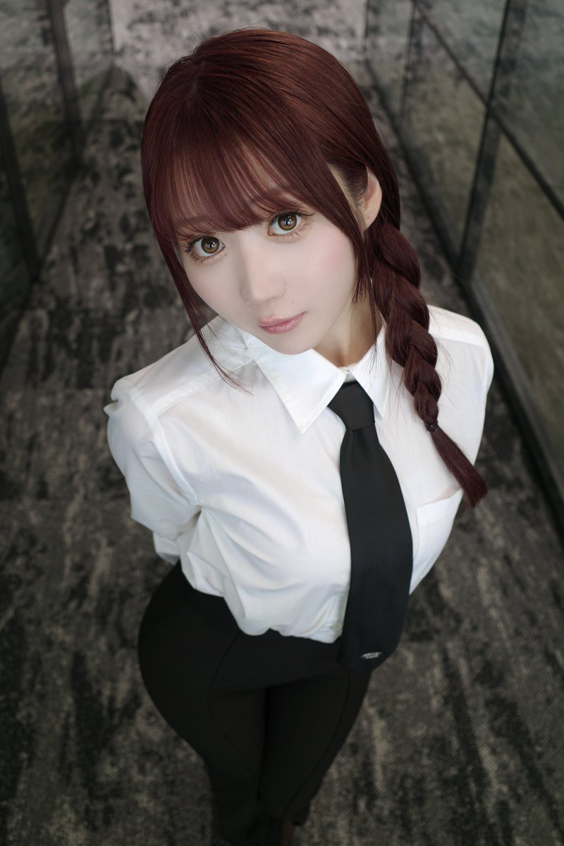 赤髪にしたので、チェンソーマンのマキマさんのコスプレをしてみました❣️❤︎ https://t.co/5YVAg65FWq