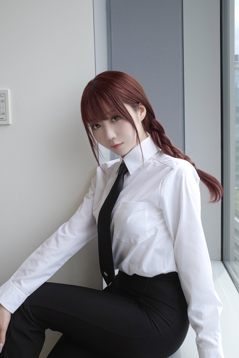 赤髪にしたので、チェンソーマンのマキマさんのコスプレをしてみました❣️❤︎ https://t.co/5YVAg65FWq