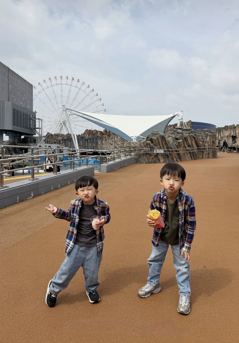 買了🍦🍟等待海豚跟虎鯨秀 https://t.co/7u3JiJKEqp