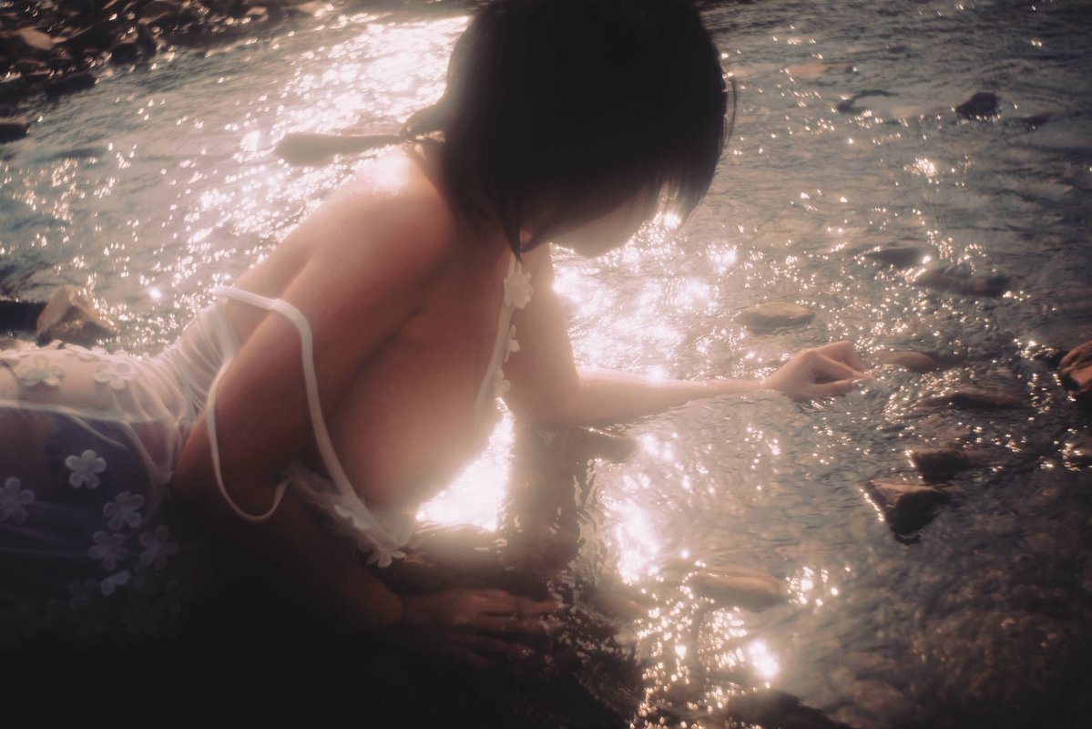 感冒了，能不能来心疼一下我

@Fengsiyuan 
@wqganenshi_ 

#人像写真 #nude https://t.co/8wNuQ2OqIa
