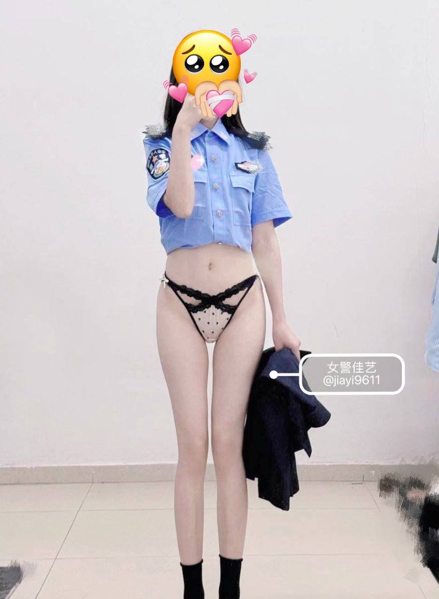 你们想不到英姿飒爽的制服下面，内裤是这么可爱的吧…

有没有人帮我脱下来… https://t.co/xztaSGT3u9