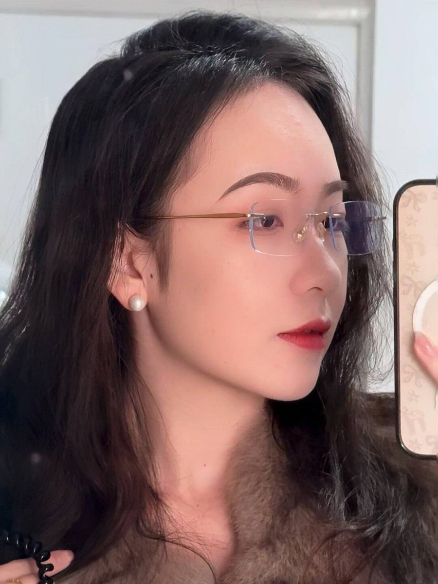 讲台之上，温文尔雅，端庄得体，是让人安心的模样～

走出校门卸下温柔，换上热辣裙摆，把藏起来的野性全都释放。人前是温柔师长，人后是热烈自我，乖和野，从来都不冲突～

不被身份定义，不被规矩束缚，这样真实的我粉丝们想认识一下么～ https://t.co/Adyhm5ynU3