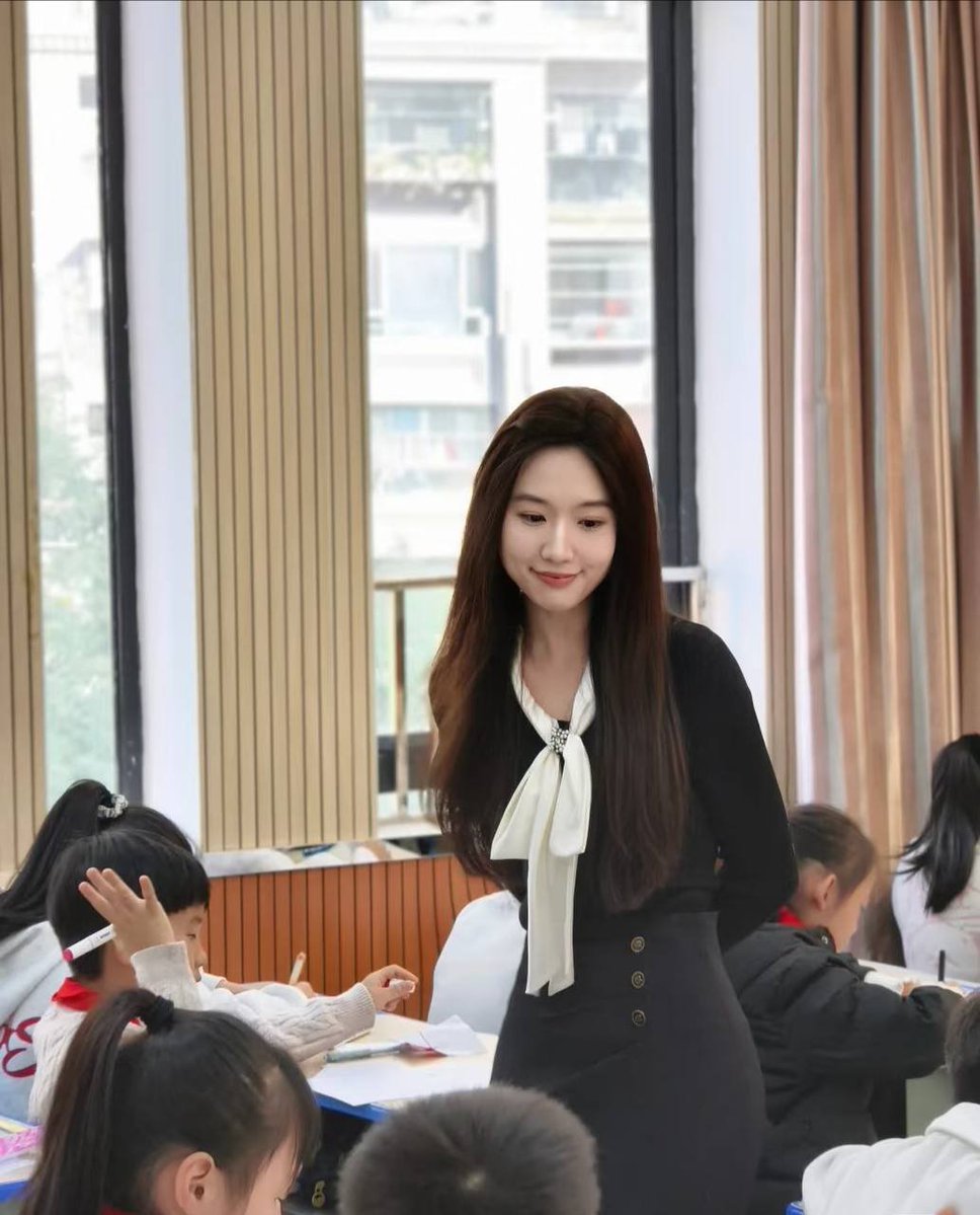 宠粉的老师已经很久没出来玩了，昨天在闺蜜哪里随意的拍了一张，连交合处都看的很清晰，心想这个姿势进入你我肯定都很舒服，对吗？

 老师最近有时间，欢迎来进入。点赞私信报名~~~~~ https://t.co/EDpD94NMa2