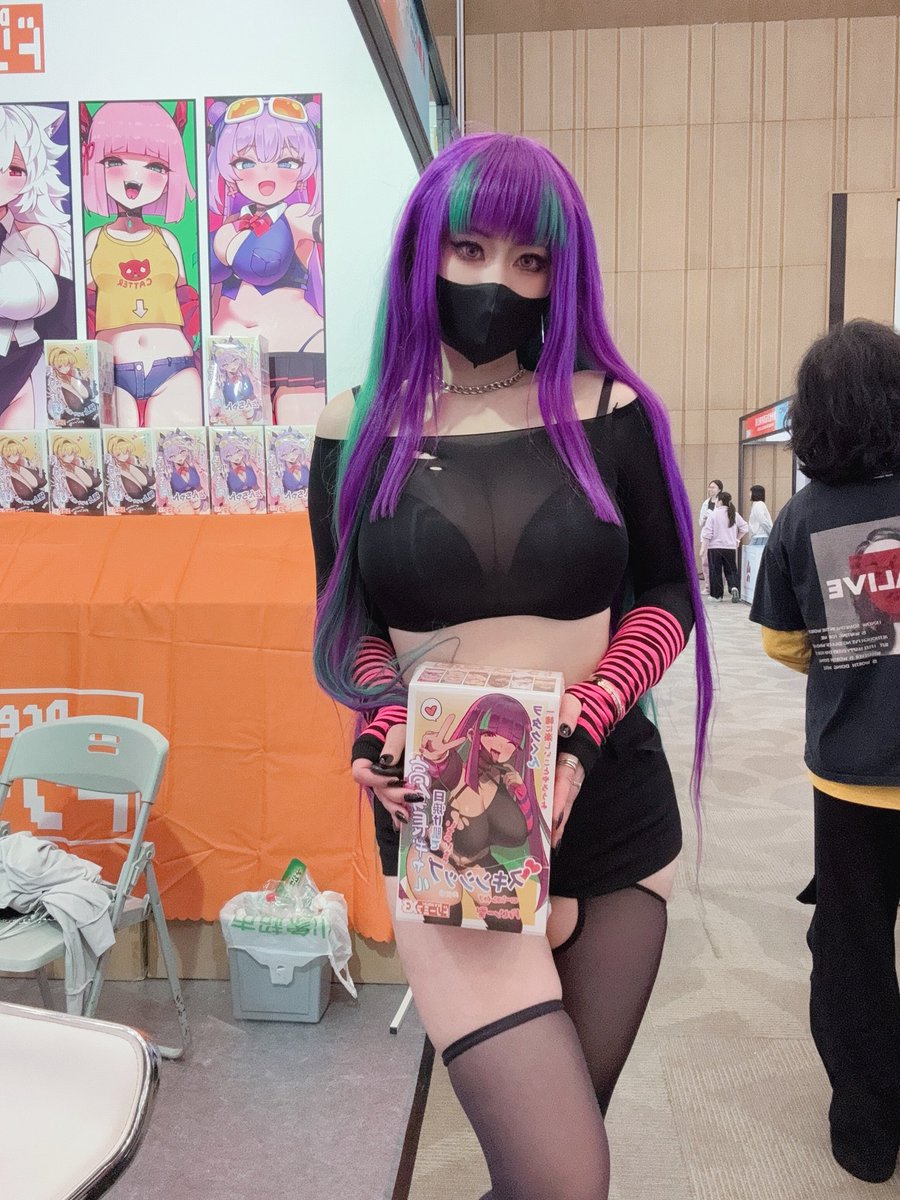 マスクギャル
明后天成人展也是这个装扮哦，欢迎来摊位玩~ https://t.co/vXxHNeNmxl