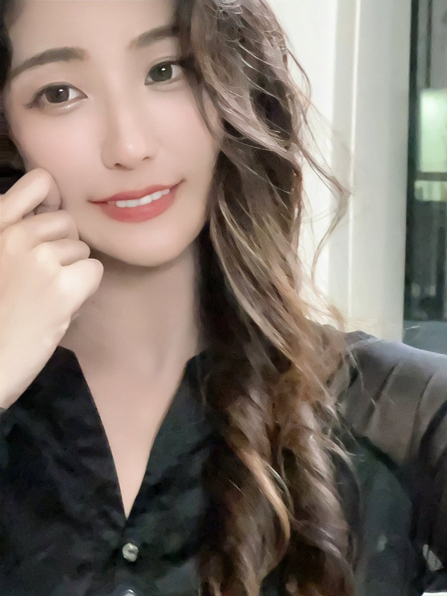 今天去成人展，一身黑的，妥妥的坏女人打扮。遇到好几个互关的妹子，贼开心的一天。 https://t.co/SeFplK4N19