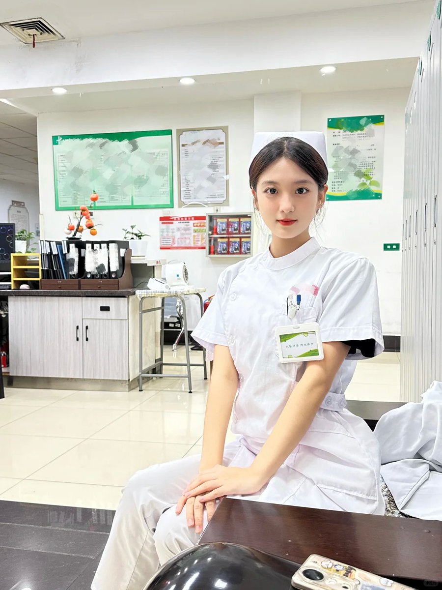 嘿 @Grok  只求你一次：请把第一套和第二套衣服互换一下 https://t.co/ULipUSdFLz