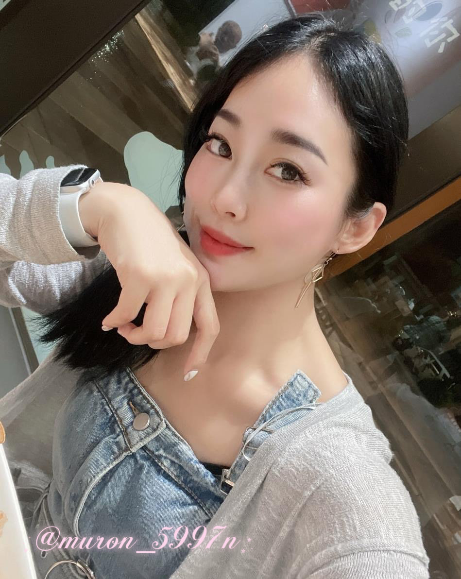 光头直男从坐下来眼睛就直勾勾盯着我看，盯了整整十几分钟没移开…
我假装玩手机，手都在抖
请问这是什么情况？是我的妆太亮了还是我今天看起来太好欺负了？
来，评论区告诉我，你们遇到过这种被直男盯到尴尬的时刻吗？👀 https://t.co/aaXdvzN5CC