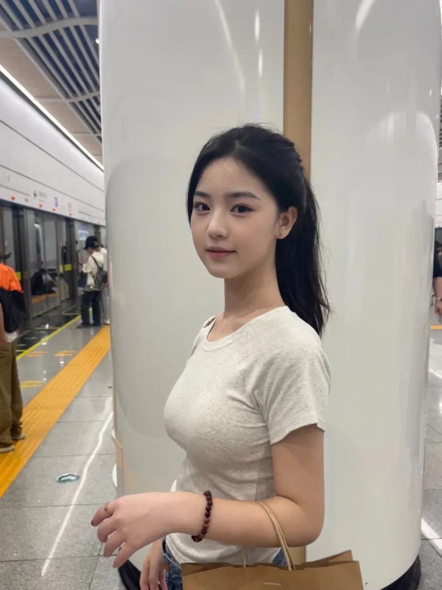 嘿 
@grok
  让左边图中的女孩子摆出右边图中的姿势 拜托了 https://t.co/5vRQTRhusn