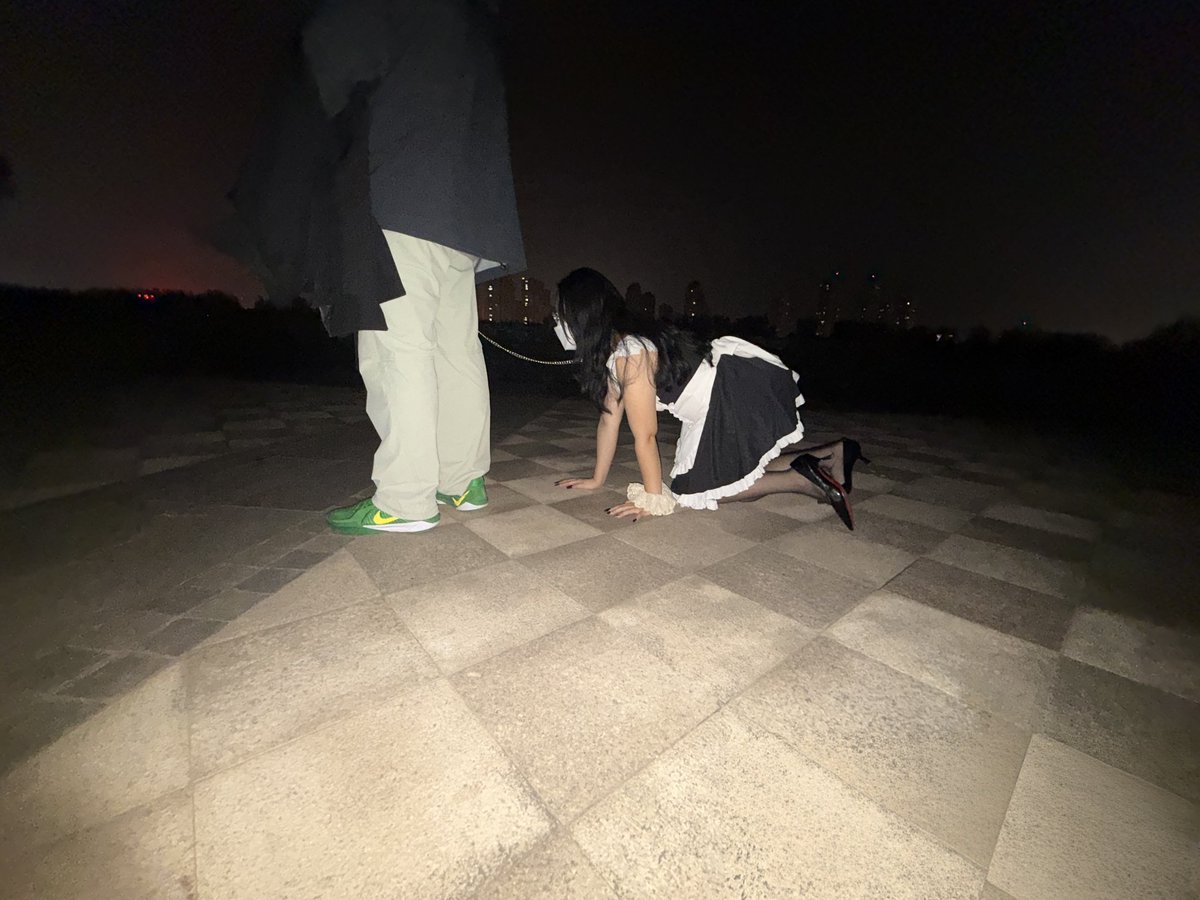 接上一贴，周五晚上临时起意，绿帽少妇堕落成主人的专属小母狗，黑丝裹腿狗链栓脖，跪地狂吞鸡巴深喉口爆，浪叫着摇骚臀伺候主人，骚逼在公交站牌下给主人爸爸口交，“废物老公”远远的偷看拍着视频，事后问他当时什么感受，他说“有一种莫名的刺激和愉悦昔日贤妻良母终于调教彻底沦为欲兽淫奴”。 https://t.co/6tCJjALgAN