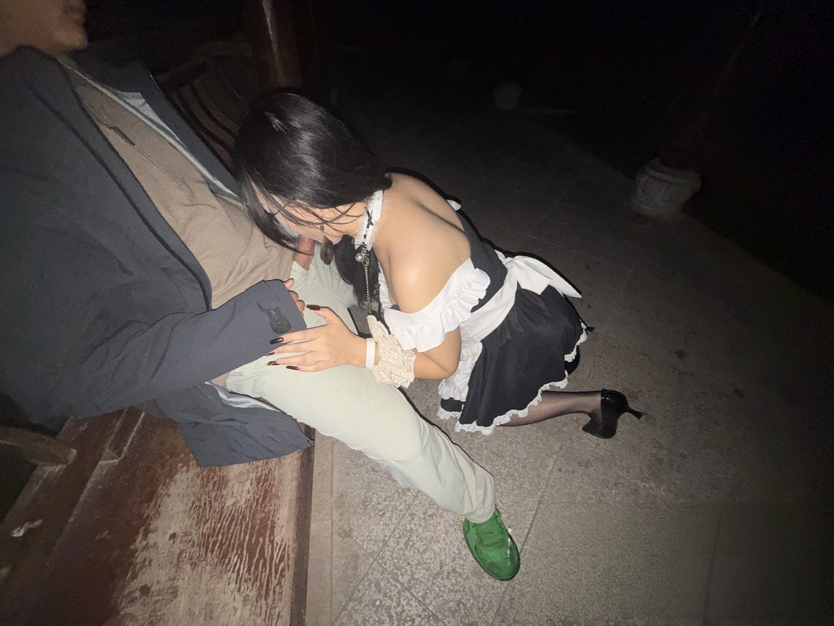 接上一贴，周五晚上临时起意，绿帽少妇堕落成主人的专属小母狗，黑丝裹腿狗链栓脖，跪地狂吞鸡巴深喉口爆，浪叫着摇骚臀伺候主人，骚逼在公交站牌下给主人爸爸口交，“废物老公”远远的偷看拍着视频，事后问他当时什么感受，他说“有一种莫名的刺激和愉悦昔日贤妻良母终于调教彻底沦为欲兽淫奴”。 https://t.co/6tCJjALgAN