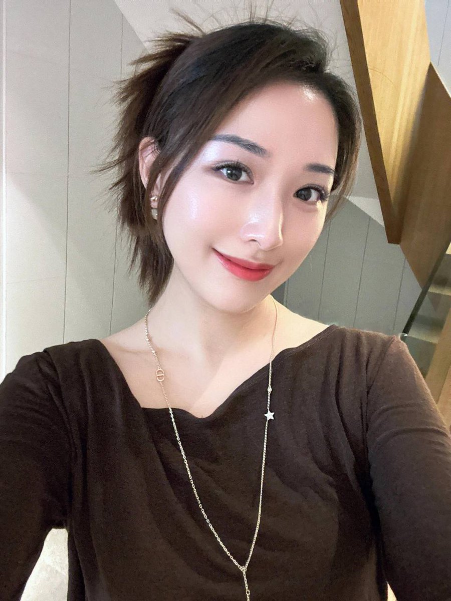 其实一个女人自拍的时候，想法往往很复杂。会想一会儿要不要发朋友圈，要不要带上老公儿子的合影一起，会不会有人夸…

不过发在推特就少了很多这种心理活动，因为我只想问一个问题，那就是有没有人想用这个姿势射到我的胸上～ https://t.co/TgT8x5D41N