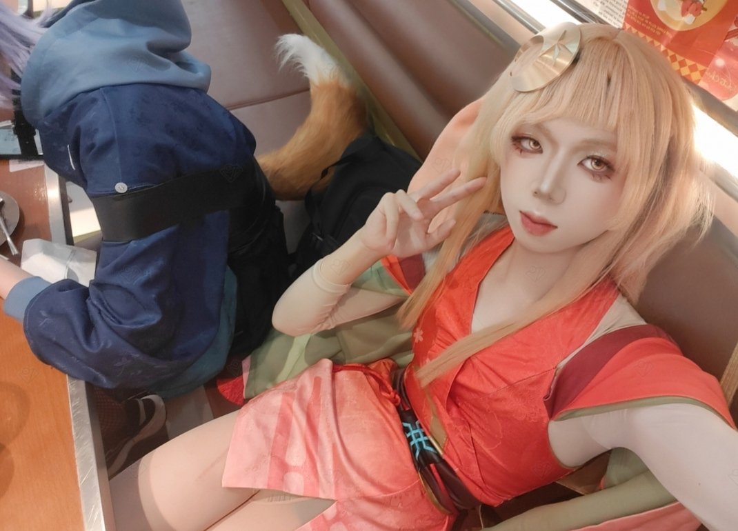 彩叶吃饭我摆pose😋，烤肉好好吃，甜点好好吃，但是腰带限制了不能吃太多，吃一半只能呆坐着了咩，不像他可以吃吃吃。那看来我只能回去把他狠狠吸吸吸，扣扣扣了😋
#男娘 #cosplay #超かぐや姫 https://t.co/EgwBO9lPH3