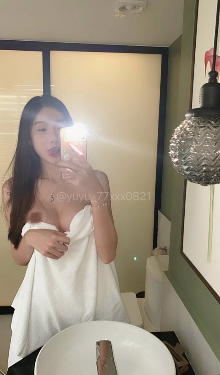 現在大腿內側還沾著剛才留下的東西
明明才剛停下來 卻又開始想要了...

小鯨魚已經丟在旁邊 不敢在開電源了
雖然少了溫度跟強度
但今天還是跟它說一聲：辛苦了🐳
還是更想那種撐開直達深處的飽足感

#比起玩具更想享受真實的
#我都已經暗示那麼明顯了對吧
https://t.co/kRigtkZjsu https://t.co/7U8Hp0abf4