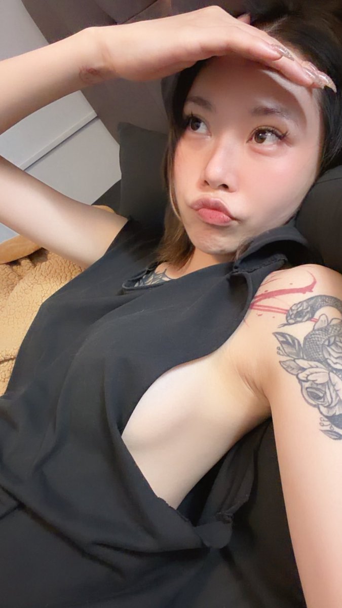 私底下的我其實蠻愛穿吊嘎~
一來是舒服 二來是很通風😌
應該也有人懂吧？ https://t.co/iS9iT6R9qD