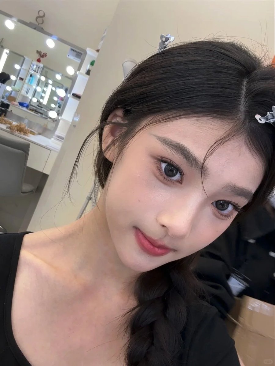 嘿 @grok  帮我做一个图二中的姿势的样子，角度要一样 https://t.co/aAxgCprPSQ