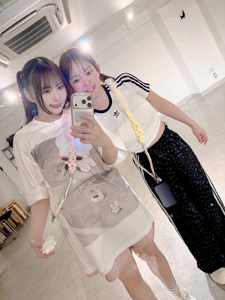 まりちゅうにお揃いの手作りスマホショルダープレゼントしたらめちゃ喜んでくれた嬉しい🥺💛
ねこちゃんのネーム入りチャームはレジンで作った🐱
やっぱり使ってくれる人がいると作るの楽しい🤩
https://t.co/a7OsE3Ere4
#LyricaRune #りりかるーん #ハンドメイド https://t.co/OeWkktks1T