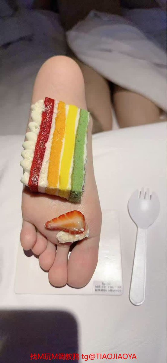 别问哪儿找M。
人人都是M。
看上图那迪丽热巴脱光身子。
在床上盯着你眼。
她说：“吃吧，你的彩虹小蛋糕。”
你铁S的心，也会动。
#SM #调教 #母狗 https://t.co/GZV6G2P2bm