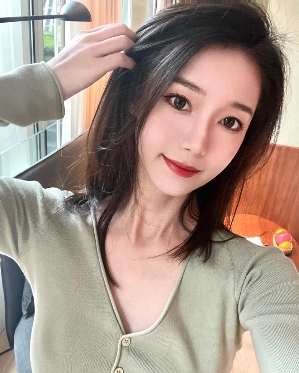 宝贝，
把你的大鸡巴拿出来，让姐姐好好吃……我迫不及待地趴下去，张嘴就把你整根吞进去，喉咙紧紧收缩着吸吮。舌头像小蛇一样缠着你的棒身疯狂舔弄，发出啧啧的水声。我一边含着你一边用手套弄根部，口水顺着嘴角流下来，拉出淫荡的银丝。想射就射在姐姐嘴里吧，我要喝光你所有的精液…… https://t.co/tkzOGDWvyG