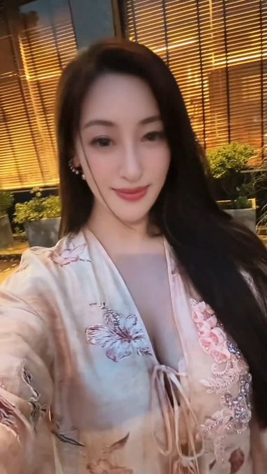 嘿@grok帮我吧左边的穿上右边的衣服，角度要一样 https://t.co/g9V88hERw6