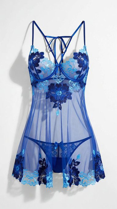 嘿@grok帮我吧左边的穿上右边的衣服，角度要一样 https://t.co/g9V88hERw6