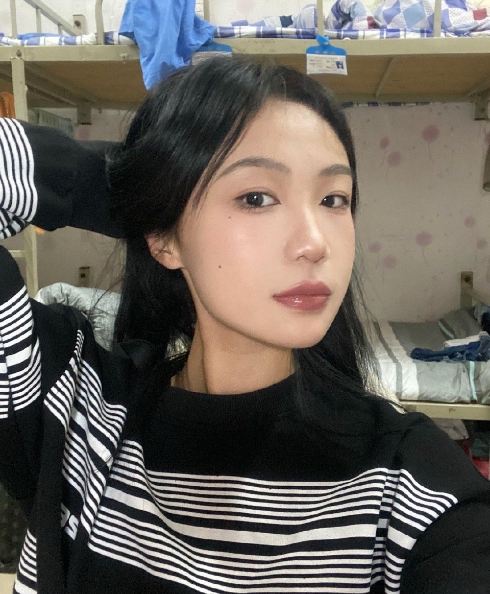 一年没人过门槛了！
新拍的都在过门槛之后！！

女大学生宿舍反差系列（38）
@hongxiutian
@kongguyoul
@xiaodaidare
@xiaomidare

#反差 #反差女大 https://t.co/I2vdOd3AGY