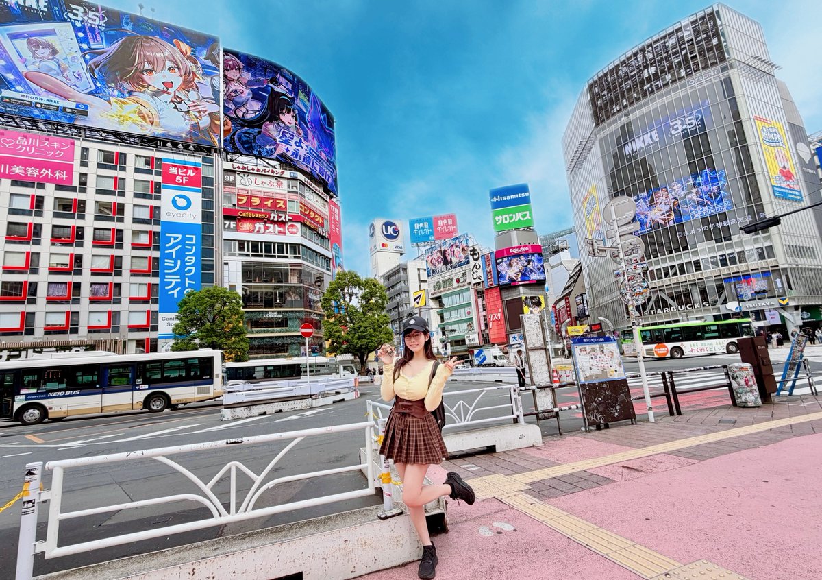 アニスのアイドル姿が破壊力高すぎて、
渋谷の屋外広告を巡礼してきたよ😭✨  
今日はアニス概念コーデ（？）を着て、しっかり応援してきました🫶🏻

現地でたっぷりパワーもらったので、帰ったら即ガチャぶん回すゾ🔥
#NIKKE #ニケの星を守れ #アニス中毒 https://t.co/mCq35F8MO2