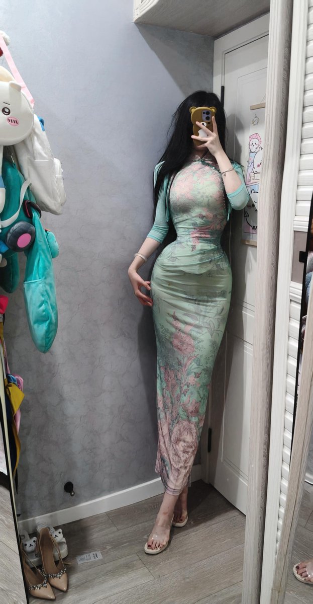 粉丝要看的旗袍款式，刚好有一件就穿上了 https://t.co/qlhpSbJOYM