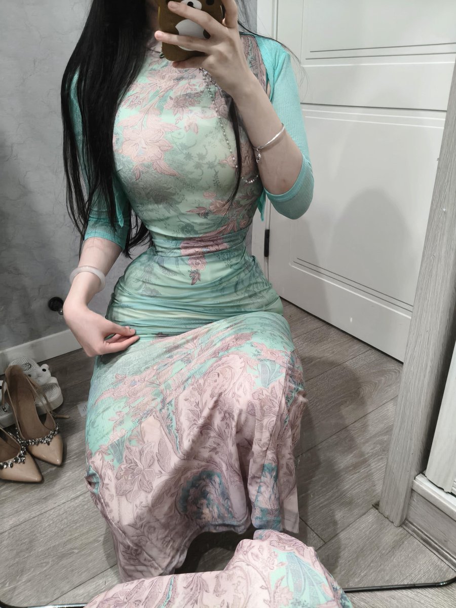 粉丝要看的旗袍款式，刚好有一件就穿上了 https://t.co/qlhpSbJOYM