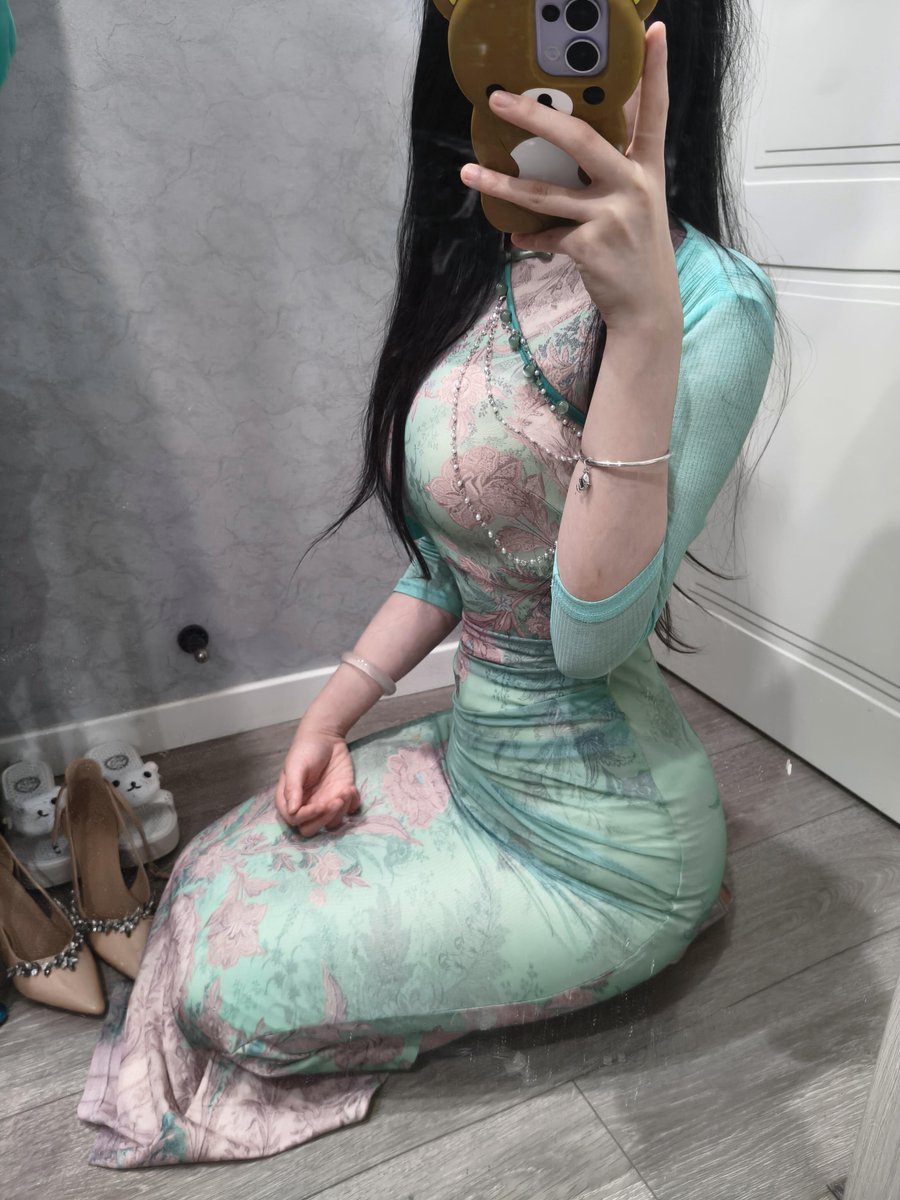 粉丝要看的旗袍款式，刚好有一件就穿上了 https://t.co/qlhpSbJOYM